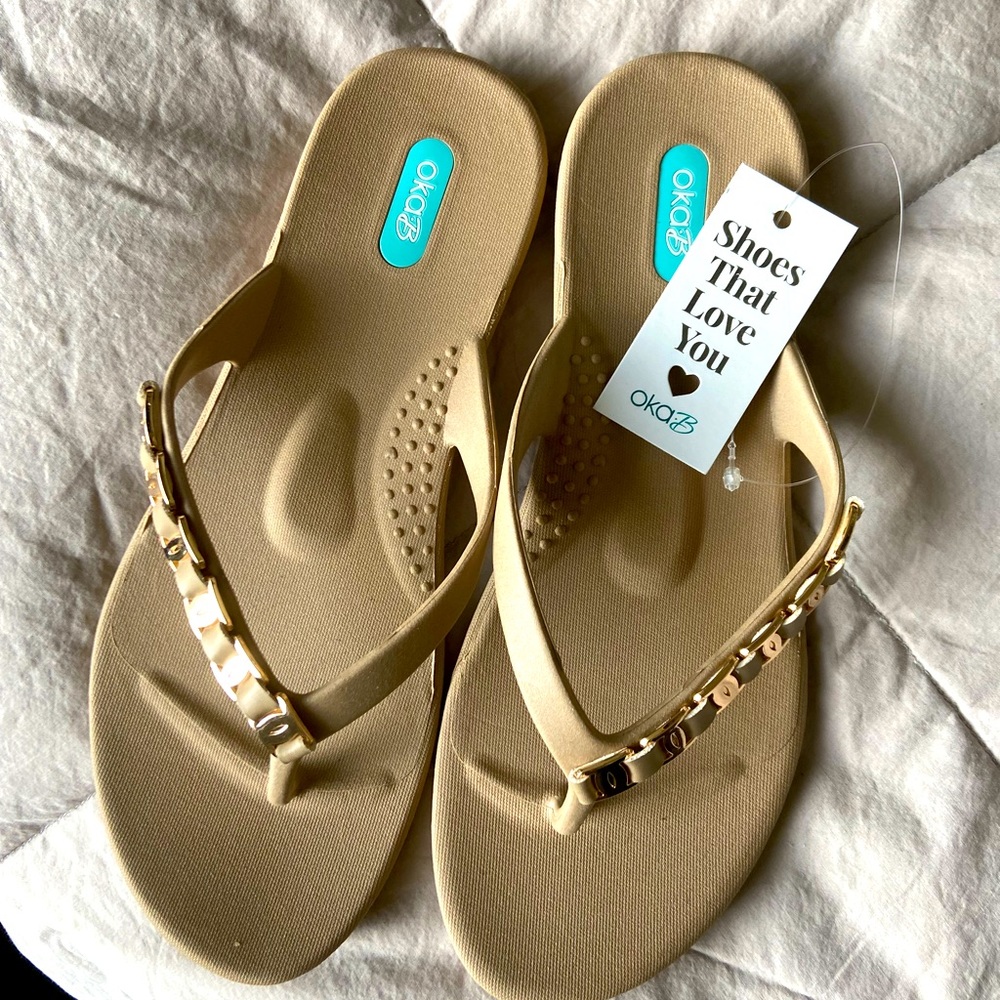 BRAND NEW - OKA-B - SIZE 8 - FLIP FLOP WITH GOLD CHAIN DETAIL